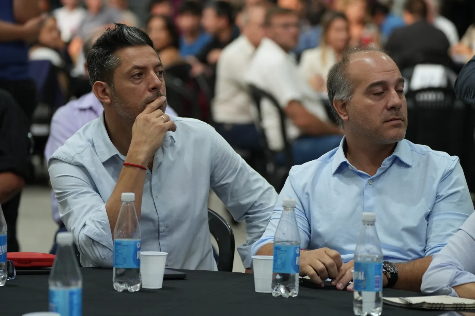 Nicolás González Ferro escuchando, con la mano junto al rostro
