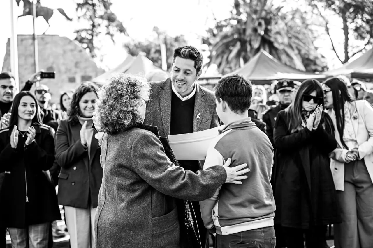 Nicolás González Ferro sonriendo junto a vecinos en un encuentro al aire libre