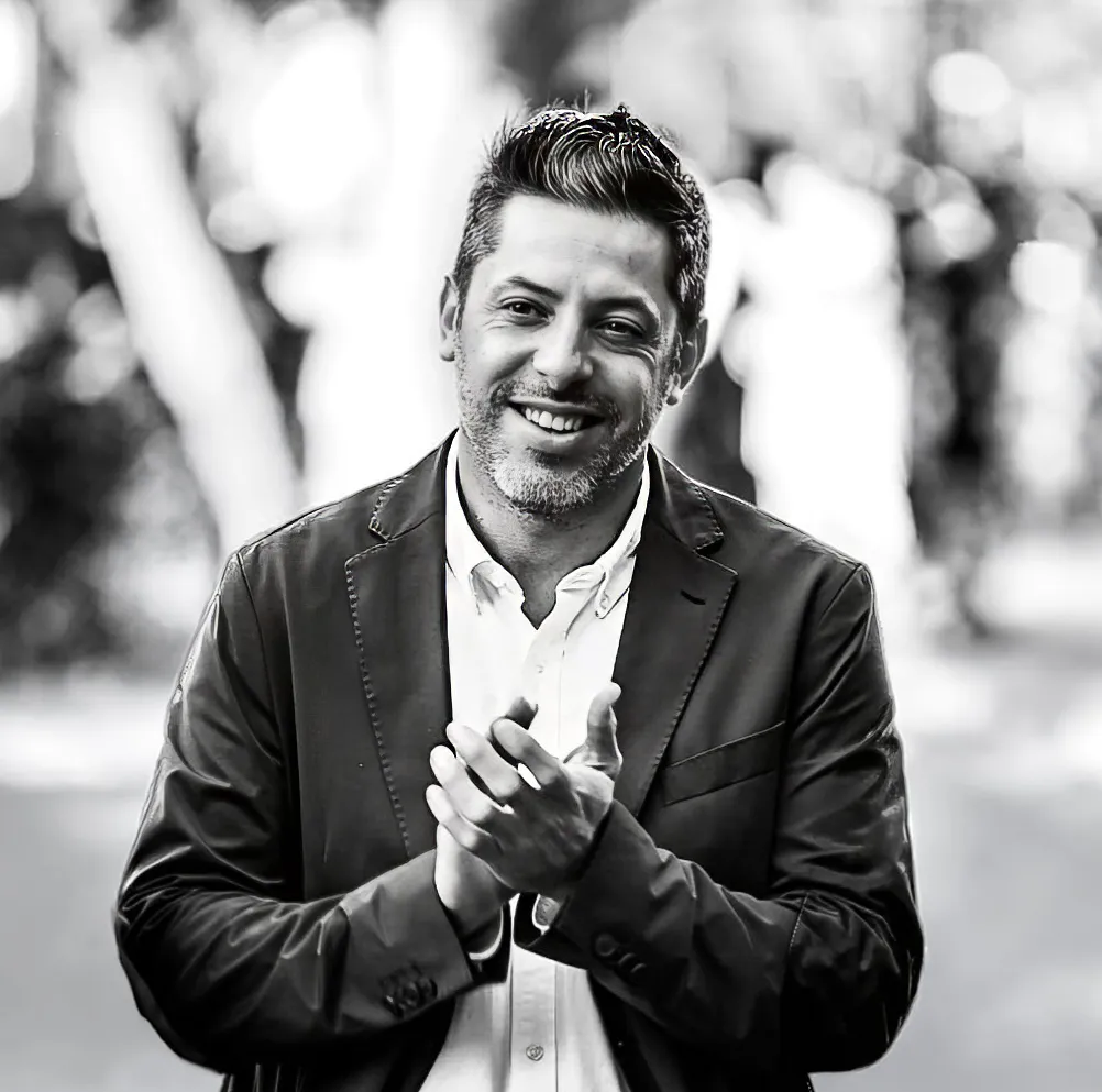 Nicolás González Ferro sonriendo y aplaudiendo